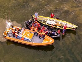 Roeiboot loopt vol water op Wolderwijd, KNRM brengt roeiers naar Harderhaven