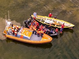 Roeiboot loopt vol water op Wolderwijd, KNRM brengt roeiers naar Harderhaven