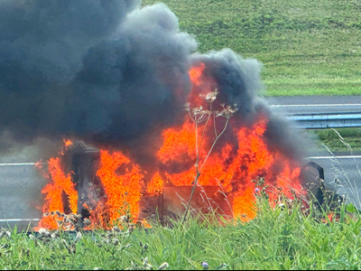 Werkbusje volledig uitgebrand op A28 bij Putten