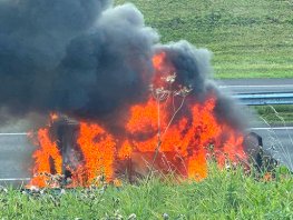 Werkbusje volledig uitgebrand op A28 bij Putten