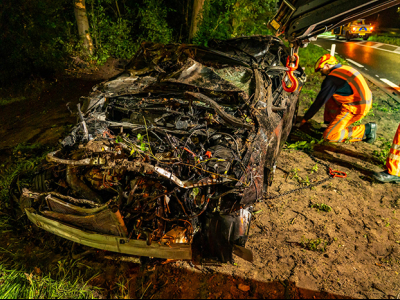 Auto slaat over de kop en vliegt in brand op Leuvenumseweg, slachtoffer met spoed naar ziekenhuis