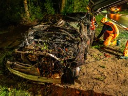 Auto slaat over de kop en vliegt in brand op Leuvenumseweg, slachtoffer met spoed naar ziekenhuis
