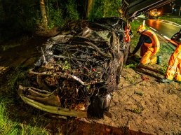 Auto slaat over de kop en vliegt in brand op Leuvenumseweg, slachtoffer met spoed naar ziekenhuis