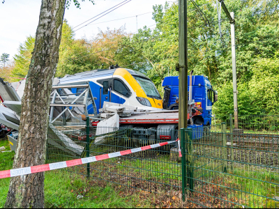 Trein ramt vrachtwagen in Ermelo flinke ravage 