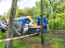 Trein ramt vrachtwagen in Ermelo flinke ravage 