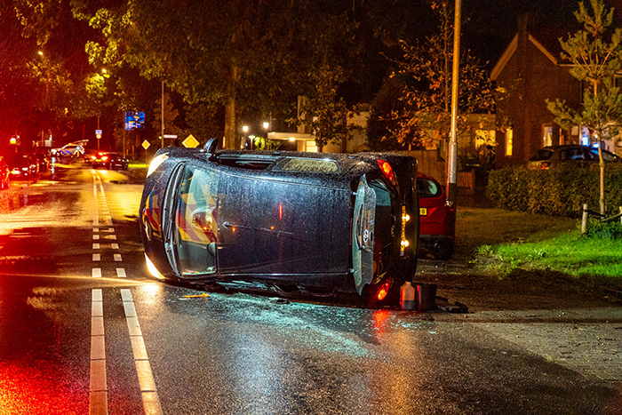 Auto eindigt op zijkant in Harderwijk, bestuurder mee naar politiebureau