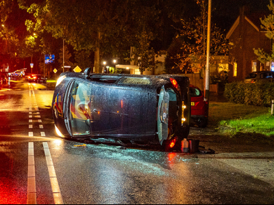 Auto eindigt op zijkant in Harderwijk, bestuurder mee naar politiebureau 