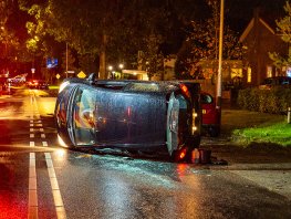 Auto eindigt op zijkant in Harderwijk, bestuurder mee naar politiebureau 