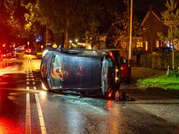 Auto eindigt op zijkant in Harderwijk, bestuurder mee naar politiebureau 