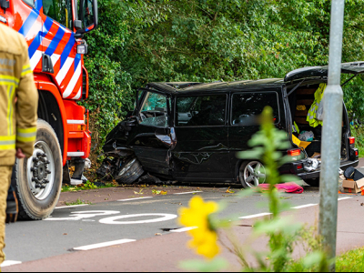 Bestelbus zwaar gecrasht in Ermelo