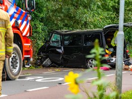 Bestelbus zwaar gecrasht in Ermelo