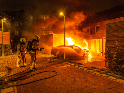 Geparkeerde Audi zwaar beschadigd door felle autobrand in Harderwijk