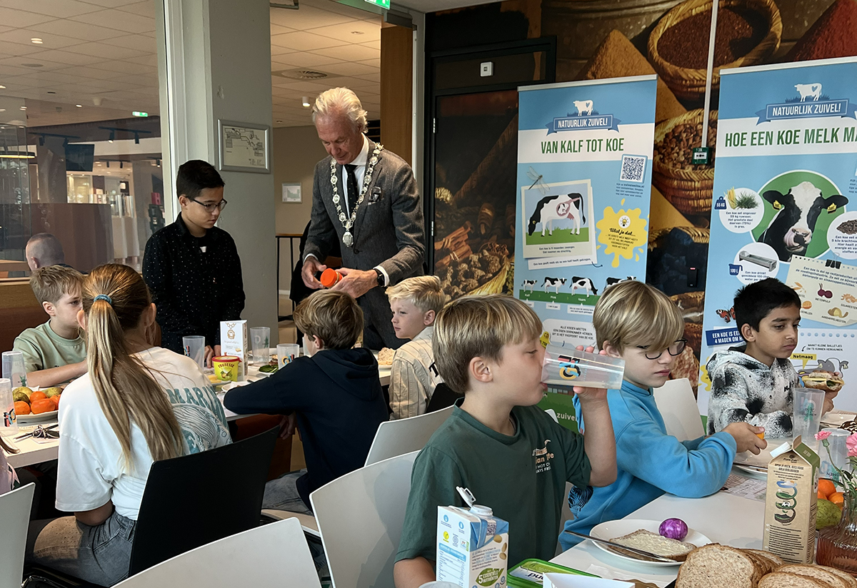 Burgemeester Joon ontbijt met leerlingen van De Wegwijzer: 'Een goede start maakt het verschil'