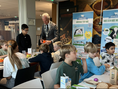 Burgemeester Joon ontbijt met leerlingen van De Wegwijzer: 'Een goede start maakt het verschil'