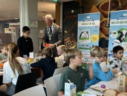 Burgemeester Joon ontbijt met leerlingen van De Wegwijzer: 'Een goede start maakt het verschil'
