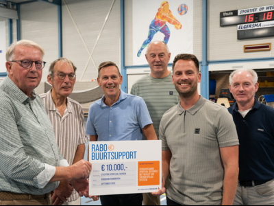 Cheque Rabobank aan Sporthal de Rumels Hierden