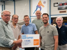 Cheque Rabobank aan Sporthal de Rumels Hierden