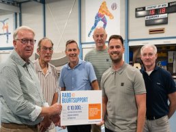 Cheque Rabobank aan Sporthal de Rumels Hierden