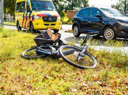 Vrouw op fiets gewond na aanrijding met auto op oversteekplaats in Harderwijk