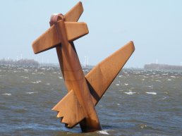 Informatie bij monument voor geallieerde vliegers blijft voorlopig ongewijzigd