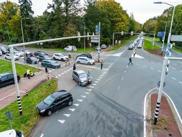 Vrouw naar ziekenhuis na flinke botsing op N302 in Harderwijk, verkeerschaos op kruising