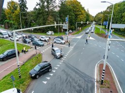 Vrouw naar ziekenhuis na flinke botsing op N302 in Harderwijk, verkeerschaos op kruising