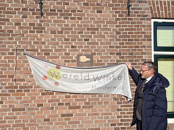 Bronzen plaquette onthuld