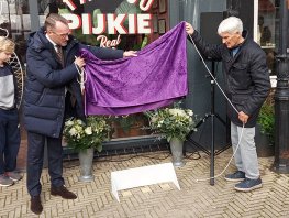 Onthulling drie struikelstenen (Stolpersteine) aan de Hoogstraat in Harderwijk