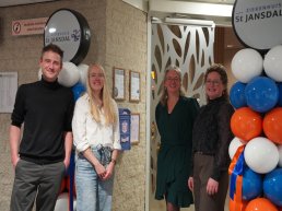 Opluchtpost opent nieuwe brievenbus in St Jansdal Harderwijk